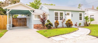 Charming 1950's Cottage, boat parking, hot tub, walking distance to lake Dora