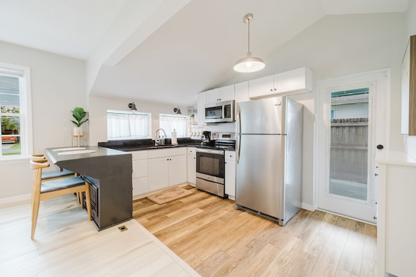 Kylskåp, mikrovågsugn, ugn och spishäll