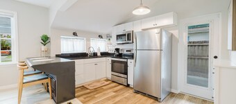 Charming 1950's Bungalow with hot tub walking distance to lake Dora!