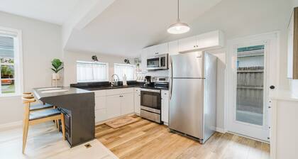 Charming 1950's Bungalow with hot tub walking distance to lake Dora!