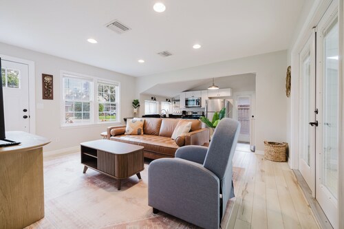 Cozy Lake Cottage with HOT TUB- Walk to Lake Dora