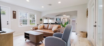 Cozy Lake Cottage with HOT TUB- Walk to Lake Dora