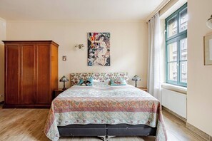 1 dormitori, planxa i posts de planxar, Internet i roba de llit 