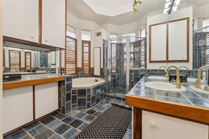 Whirlpool, Haartrockner, Bidet, Handtücher