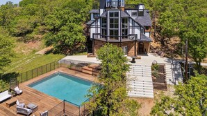 A modern house with a large deck and a swimming pool. - Highest House in All of Fort Worth - Luxury Family Getaway with Stunning Views (Joshua)
