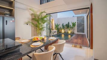 Refrigerador, microondas, horno, utensilios de cocina