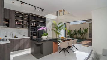 Refrigerador, microondas, horno, utensilios de cocina