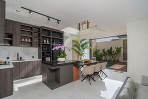 Fridge, microwave, oven, cookware/dishes/utensils - Nidya Villa Canggu (Canggu)