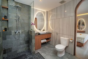 Baignoire, articles de toilette gratuits, sèche-cheveux, chaussons