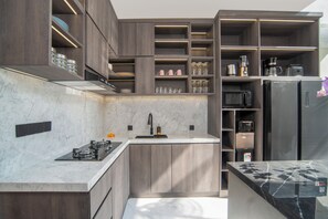 Geladeira, micro-ondas, fogão, talheres/pratos/utensílios de cozinha
