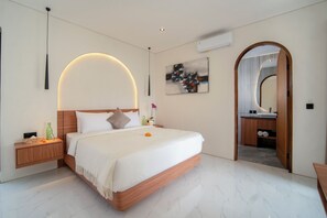 客房內保險箱、書桌、筆電工作空間、熨斗/熨衣板