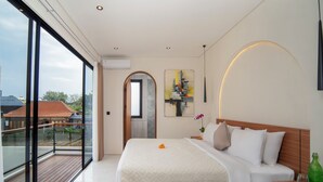 A modern bedroom with a large bed, a balcony, and a view of the outside. - Nidya Villa Canggu (Canggu)