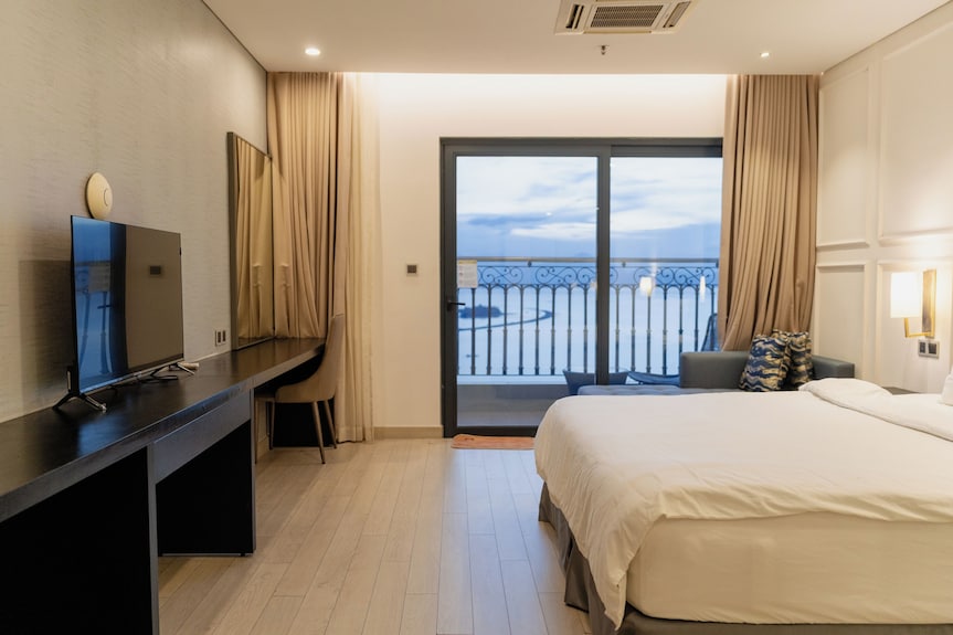 Golden Room Danang Studio 5stars 1 Bed - Lake City View Incredible Swimming Pool - Da Nang