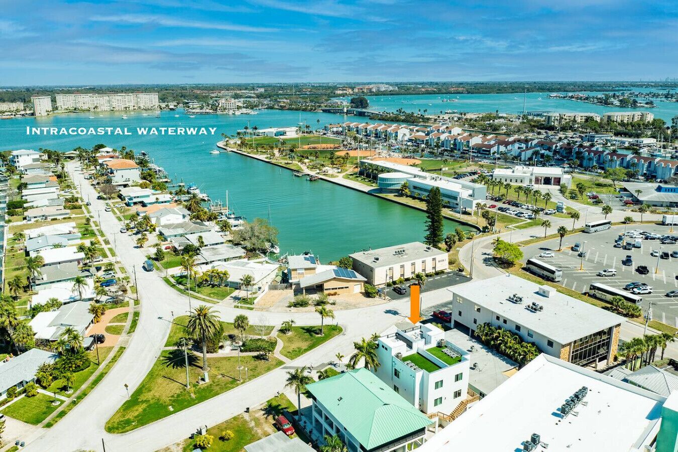 Vista aérea de una zona residencial costera con un puerto deportivo, casas y un canal.