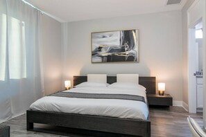 6 bedrooms, desk, iron/ironing board, travel cot