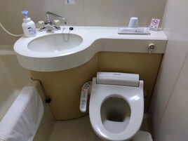 Combined shower/tub, hair dryer, slippers, towels