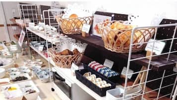 Daily buffet breakfast (JPY 1000 per person)