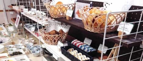 Daily buffet breakfast (JPY 1000 per person)