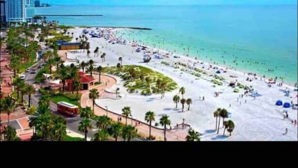 Een strandscène met de tekst 'Clearwater Beach' duidelijk in beeld.