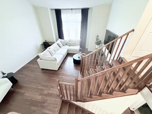 Smart-TV, Videospiele, Tischtennisplatte, Videothek