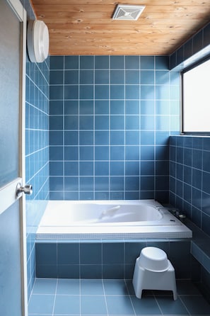 Een douche, een haardroger, een bidet, handdoeken