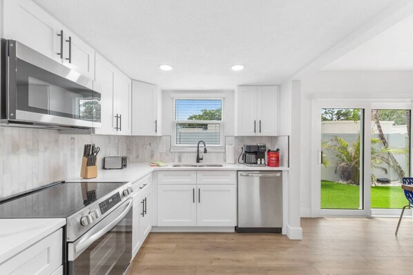 Fridge, microwave, oven, stovetop - Chic Coastal Getaway (Largo)