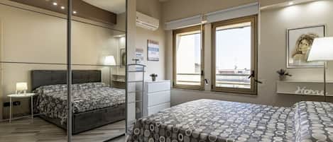 2 habitaciones y tabla de planchar con plancha