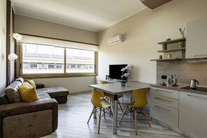 Eine moderne Küche mit Essbereich, einer Sitzecke und einem Fernseher.
