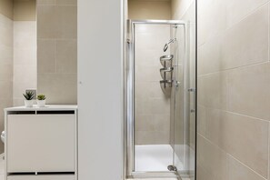 Shower, bidet, towels - GuestHost - Modern 50 sqm apartment on the 7th floor of a building with elevator (not suitable for disabled guests), ideal for 4 people. Fully equipped with all comforts, it offers a cozy stay in the heart of Catania, just steps from Stesicoro Metro and  (Catania)