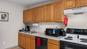 Microondas, horno, placa de cocina y lavavajillas