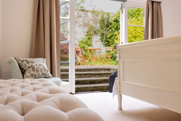 4 bedrooms, iron/ironing board, internet, bed sheets