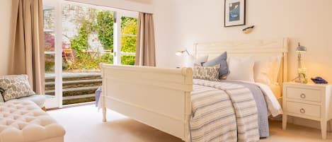 4 bedrooms, iron/ironing board, Internet, bed sheets