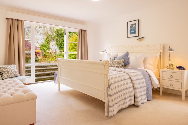 4 bedrooms, iron/ironing board, Internet, bed sheets