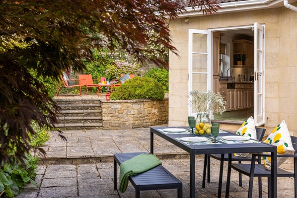 تناول الطعام بالخارج