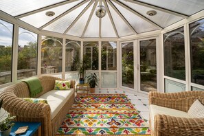 Terrace/patio - Spacious House in Bath - Sleeps 9 with Games Room and Large Garden (Bath)