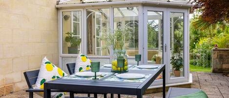 تناول الطعام بالخارج