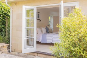 4 bedrooms, iron/ironing board, Internet, bed sheets - Spacious House in Bath - Sleeps 9 with Games Room and Large Garden (Bath)