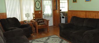 Newly remodeled 3 bedroom home close to Saginaw Bay and River!