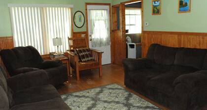 Newly remodeled 3 bedroom home close to Saginaw Bay and River!