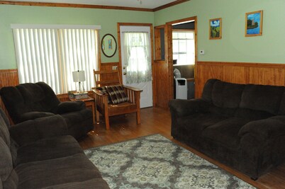 Newly remodeled 3 bedroom home close to Saginaw Bay and River!