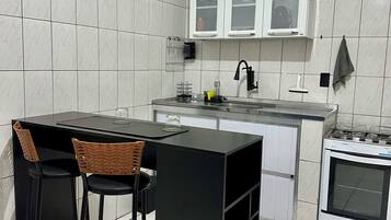 Geladeira, micro-ondas, fogão, cooktop