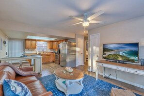 TV - Downtown Gulfport  Cooled Pool (Gulfport)