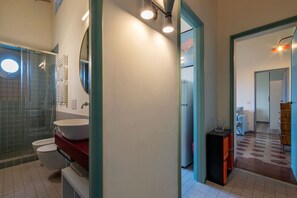 Dusche, Bidet, Handtücher