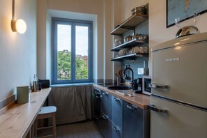 Réfrigérateur, four à micro-ondes, lave-vaisselle, grille-pain