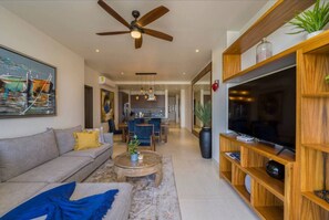 TV - Arch Views, 2 Pools, Gym, Stylish, 2BD, Sleeps 6 (El tezal)