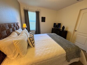 4 habitaciones, tabla de planchar con plancha, internet y ropa de cama 