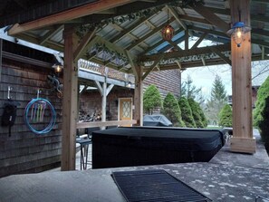 Outdoor dining - The Golden Eagle Vacation Rental, a 3 minute walk to Timberline Ski Slopes (Davis)