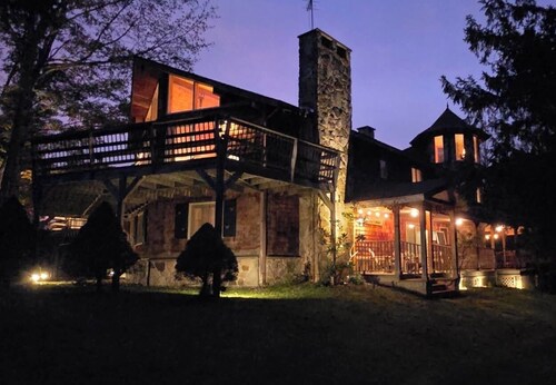 The Golden Eagle Vacation Rental, a 3 minute walk to Timberline Ski Slopes