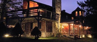 The Golden Eagle Vacation Rental, a 3 minute walk to Timberline Ski Slopes