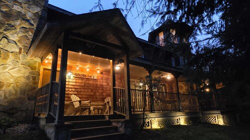 The Golden Eagle Vacation Rental, a 3 minute walk to Timberline Ski Slopes